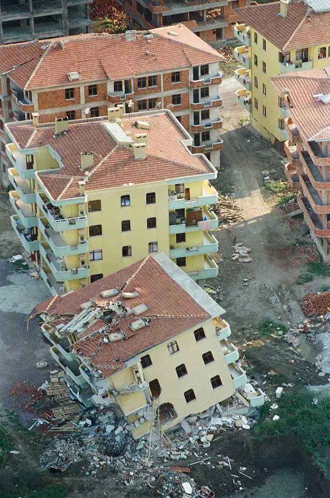 17 Ağustos Marmara depreminin üzerinden 22 yıl geçti 16