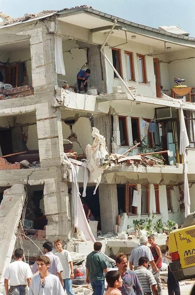 17 Ağustos Marmara depreminin üzerinden 22 yıl geçti 17