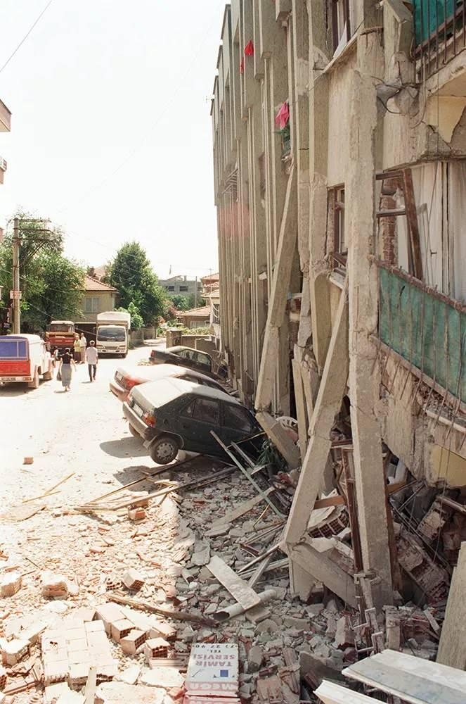 17 Ağustos Marmara depreminin üzerinden 22 yıl geçti 18