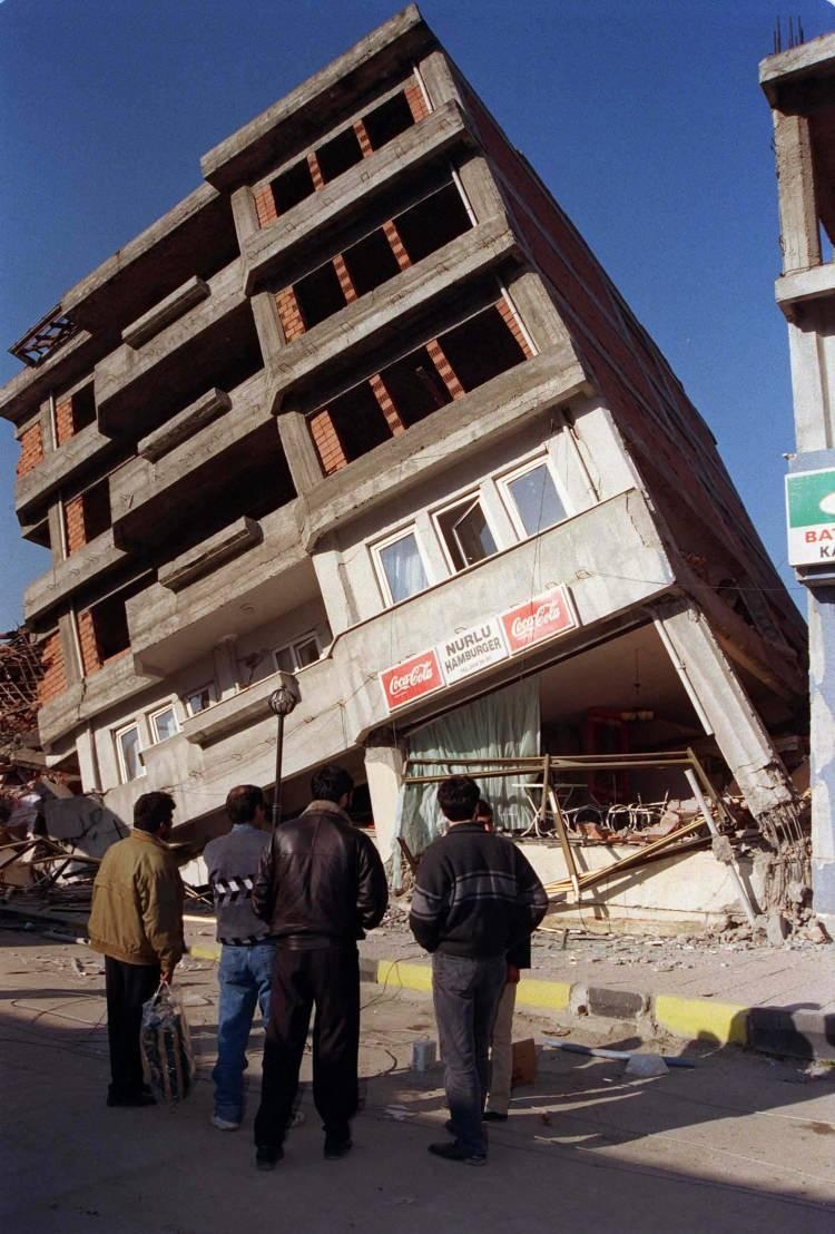 17 Ağustos Marmara depreminin üzerinden 22 yıl geçti 24