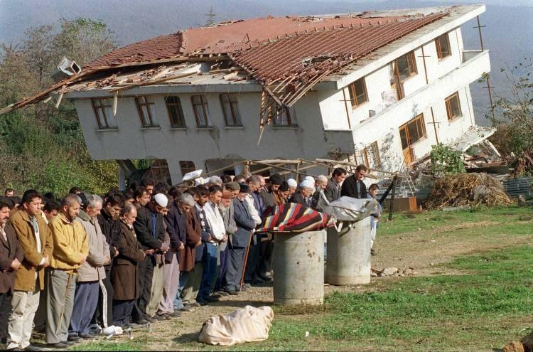 17 Ağustos Marmara depreminin üzerinden 22 yıl geçti 25