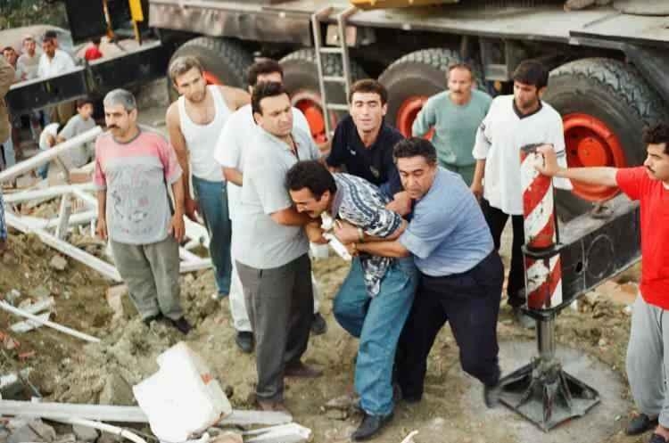 17 Ağustos Marmara depreminin üzerinden 22 yıl geçti 3
