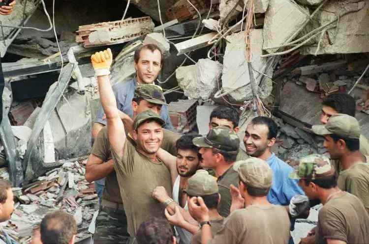 17 Ağustos Marmara depreminin üzerinden 22 yıl geçti 4