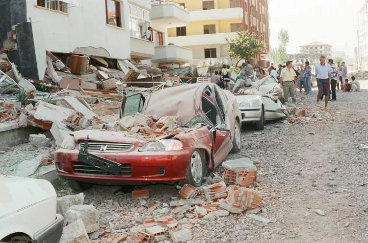 17 Ağustos Marmara depreminin üzerinden 22 yıl geçti 8