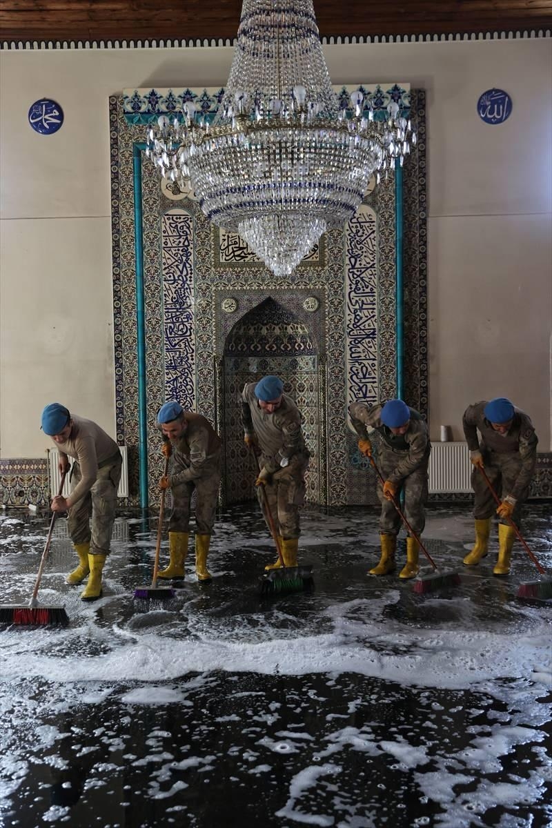 Komandolar selden etkilenen camiyi deterjanlarla temizledi 10