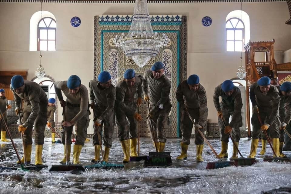 Komandolar selden etkilenen camiyi deterjanlarla temizledi 11