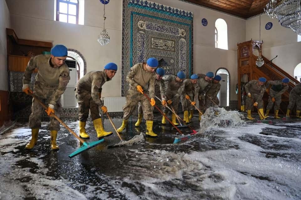 Komandolar selden etkilenen camiyi deterjanlarla temizledi 12