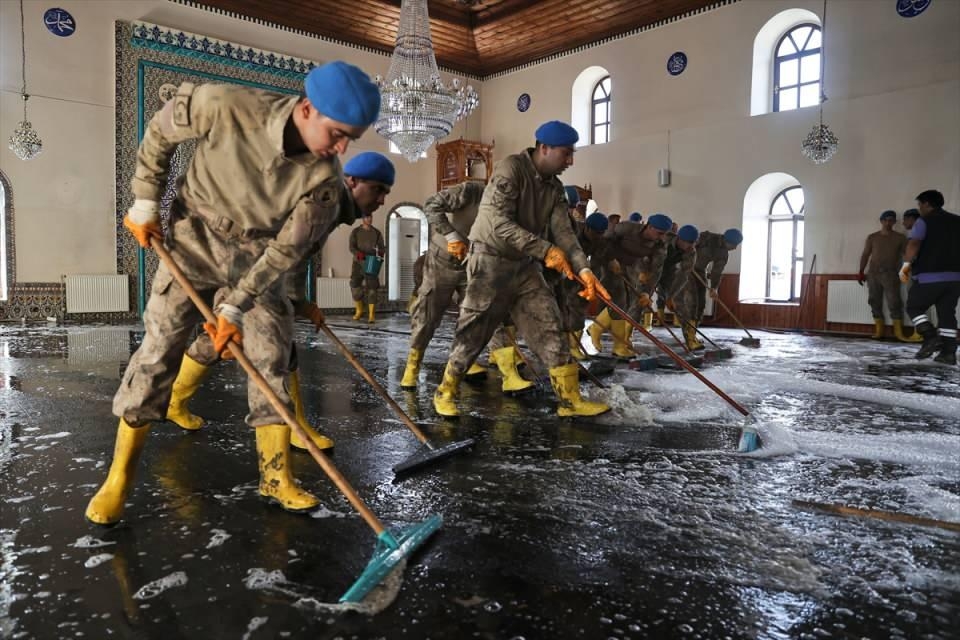 Komandolar selden etkilenen camiyi deterjanlarla temizledi 13