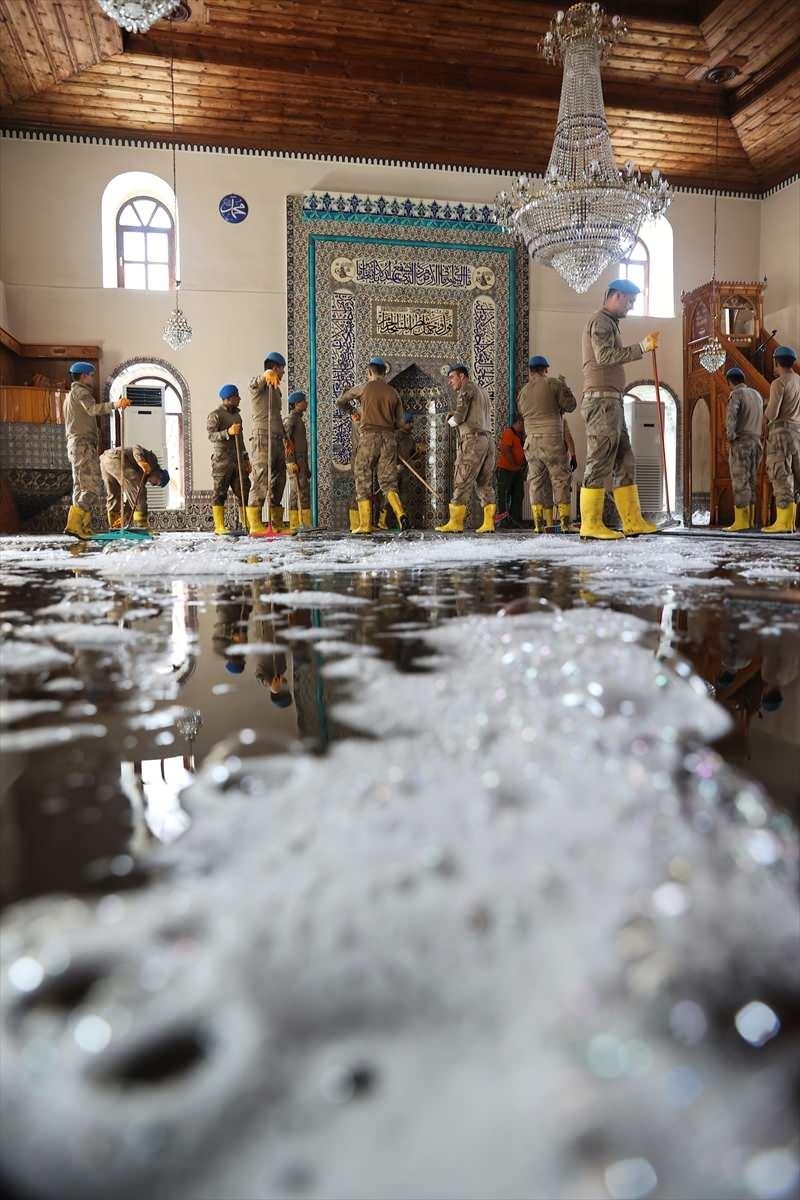 Komandolar selden etkilenen camiyi deterjanlarla temizledi 14