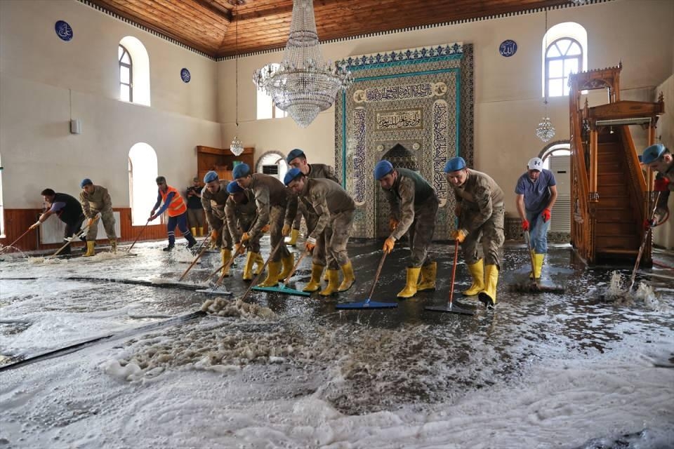 Komandolar selden etkilenen camiyi deterjanlarla temizledi 15