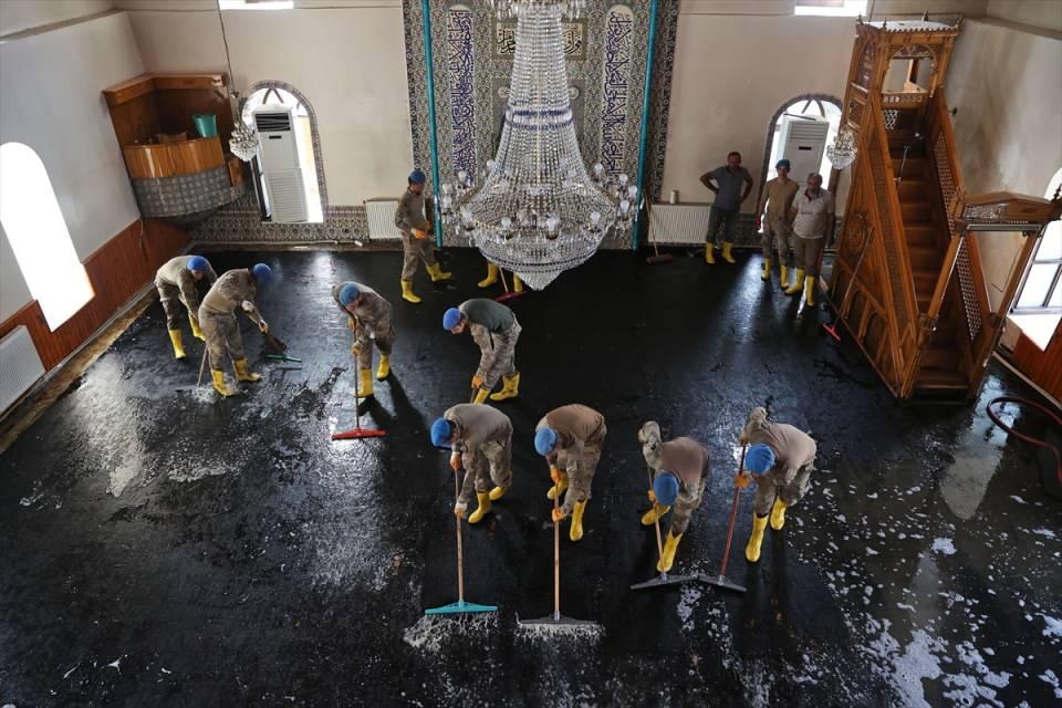 Komandolar selden etkilenen camiyi deterjanlarla temizledi 16