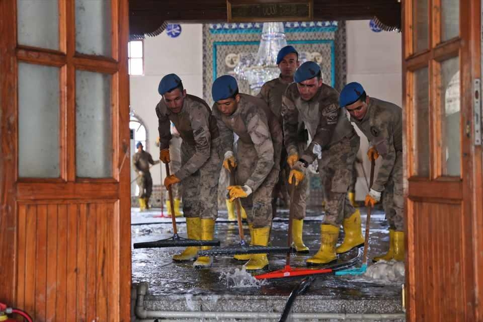 Komandolar selden etkilenen camiyi deterjanlarla temizledi 4