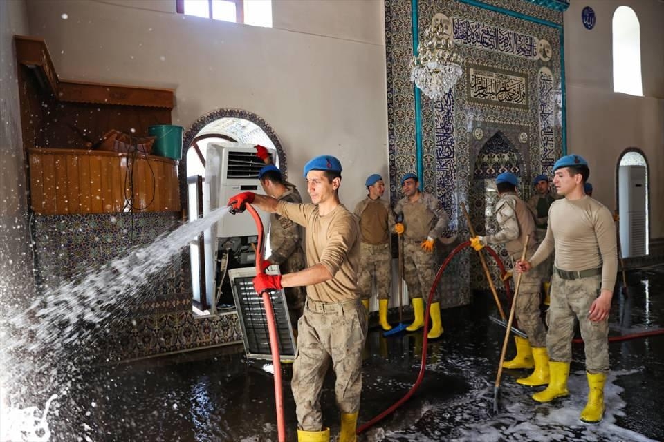 Komandolar selden etkilenen camiyi deterjanlarla temizledi 5