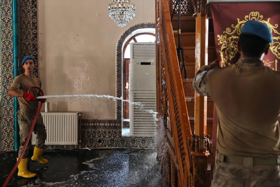 Komandolar selden etkilenen camiyi deterjanlarla temizledi 6