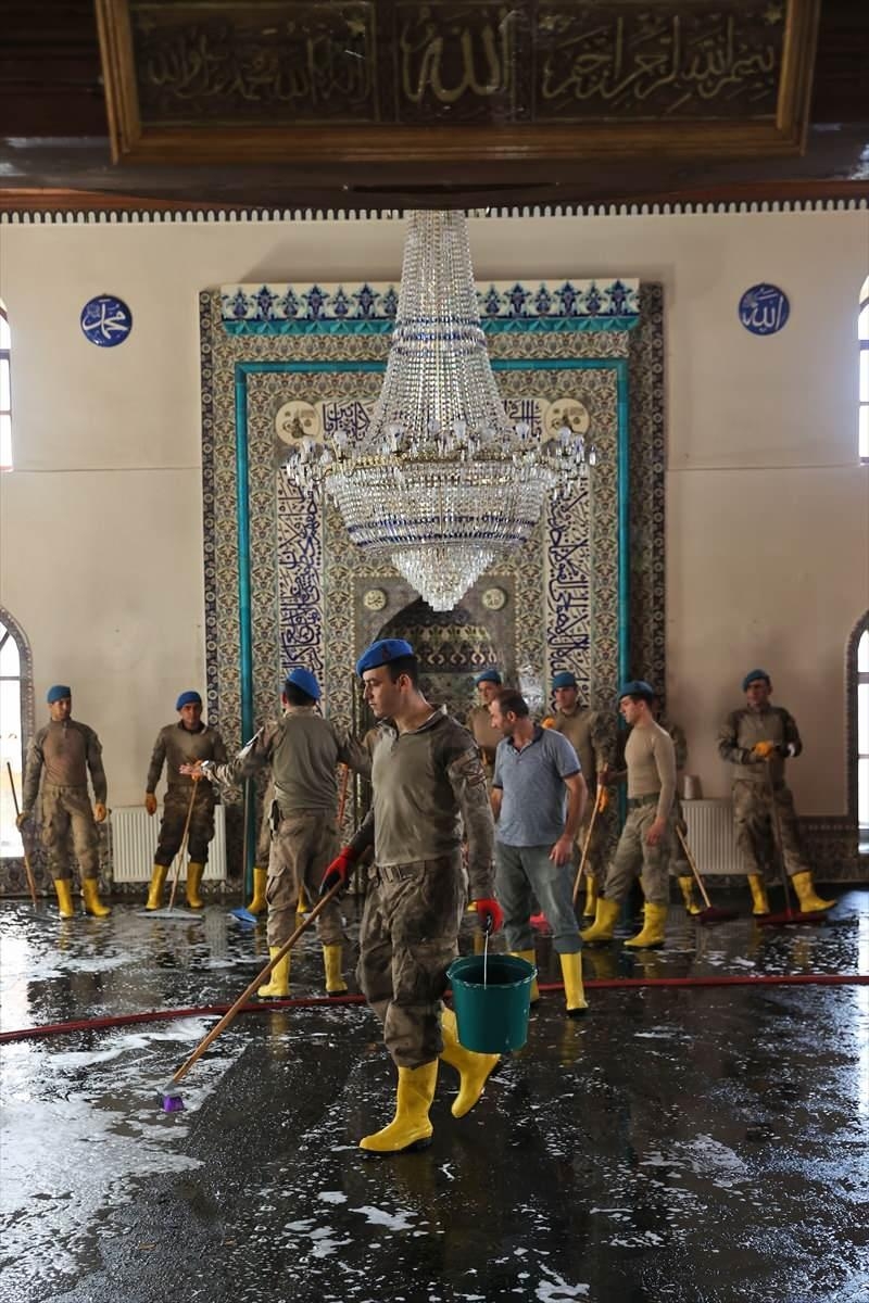 Komandolar selden etkilenen camiyi deterjanlarla temizledi 9