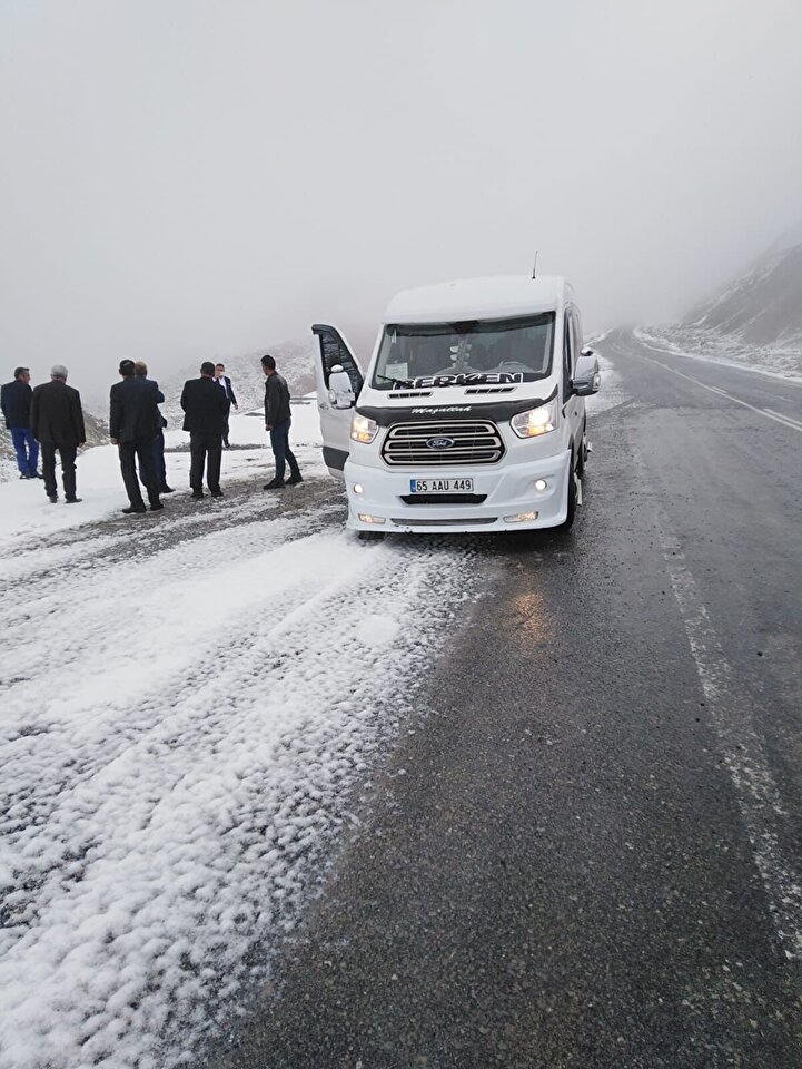 Bir ilde daha kar sürprizi: Bir anda bastırdı sürücüler yolda kaldı 10