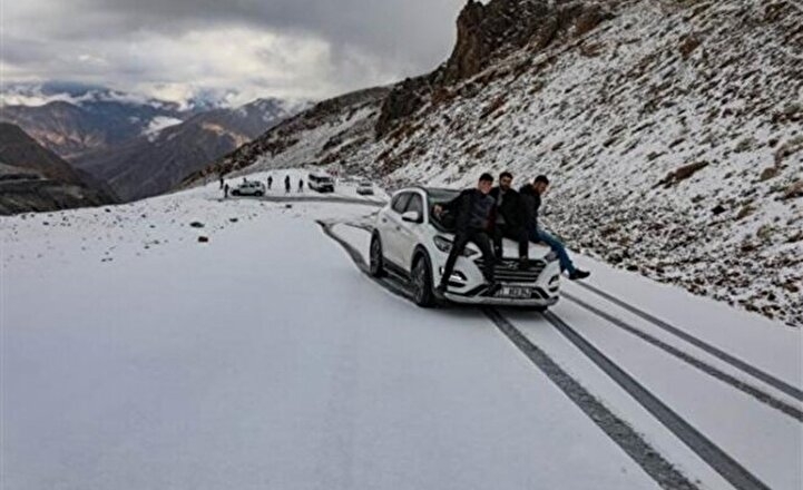 Bir ilde daha kar sürprizi: Bir anda bastırdı sürücüler yolda kaldı 15
