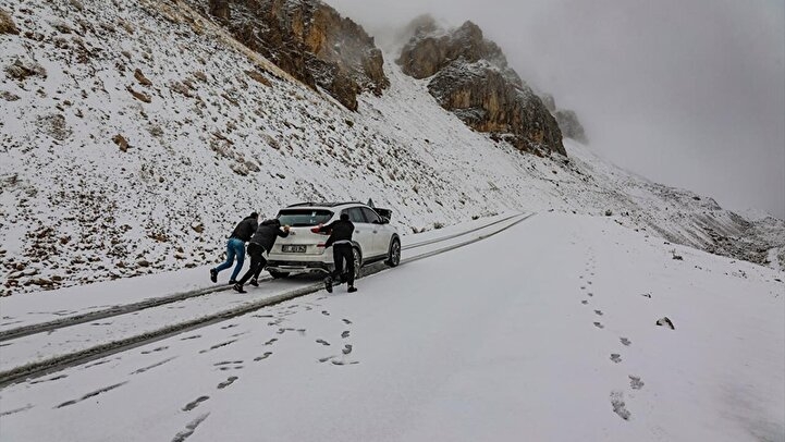 Bir ilde daha kar sürprizi: Bir anda bastırdı sürücüler yolda kaldı 17
