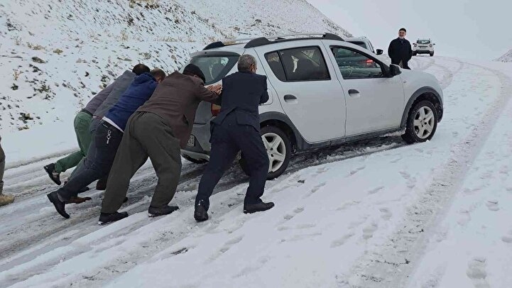 Bir ilde daha kar sürprizi: Bir anda bastırdı sürücüler yolda kaldı 18