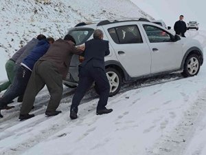 Bir ilde daha kar sürprizi: Bir anda bastırdı sürücüler yolda kaldı