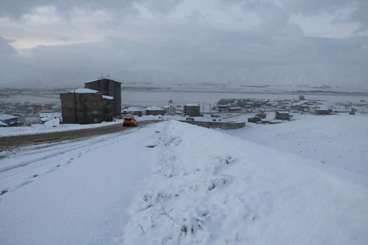 Yüksekova'da kar yağışı; 10 köy ile 20 mezra yolu kapandı 10