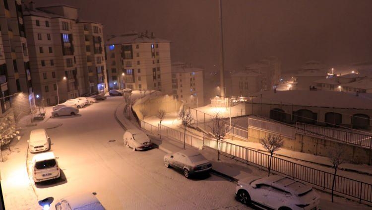 Yüksekova'da kar yağışı; 10 köy ile 20 mezra yolu kapandı 12