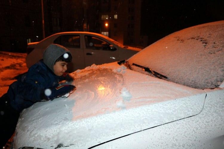 Yüksekova'da kar yağışı; 10 köy ile 20 mezra yolu kapandı 13