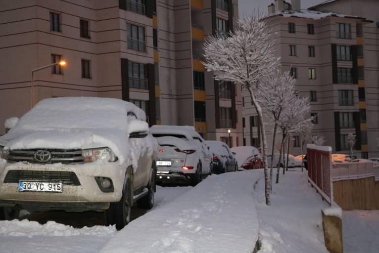 Yüksekova'da kar yağışı; 10 köy ile 20 mezra yolu kapandı 2