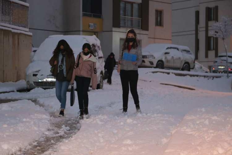 Yüksekova'da kar yağışı; 10 köy ile 20 mezra yolu kapandı 4