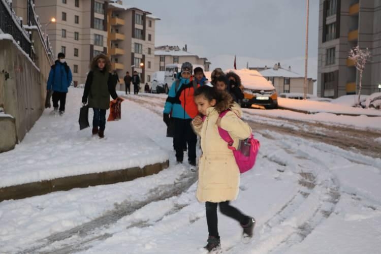 Yüksekova'da kar yağışı; 10 köy ile 20 mezra yolu kapandı 5