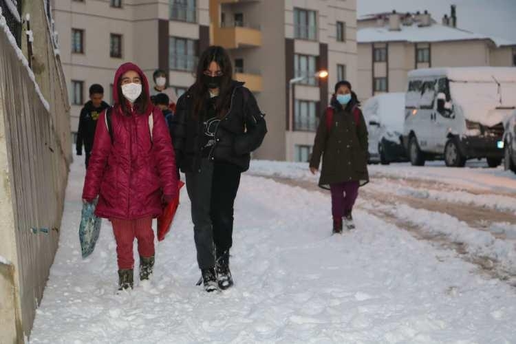 Yüksekova'da kar yağışı; 10 köy ile 20 mezra yolu kapandı 6