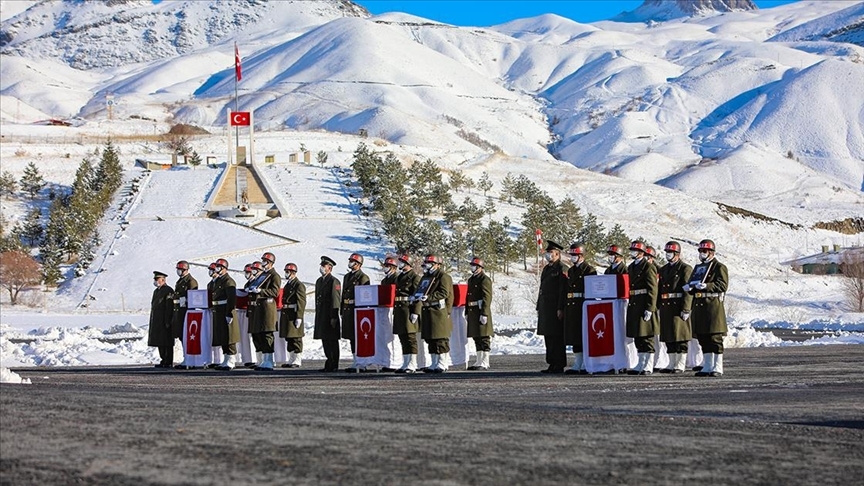 Hakkari'de şehit askerler için tören düzenlendi 1