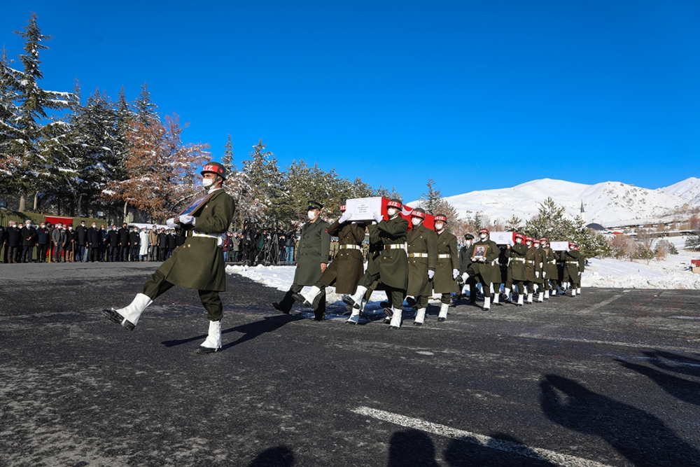 Hakkari'de şehit askerler için tören düzenlendi 2