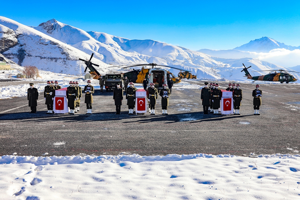 Hakkari'de şehit askerler için tören düzenlendi 3