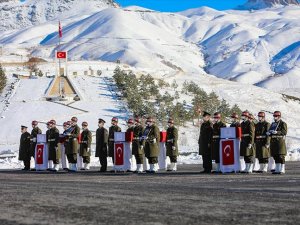 Hakkari'de şehit askerler için tören düzenlendi