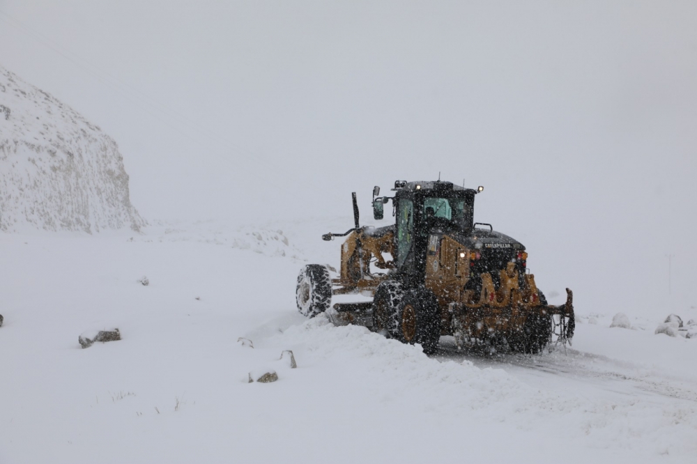 Ağrı'da 69 köyün yolu kardan kapandı 2