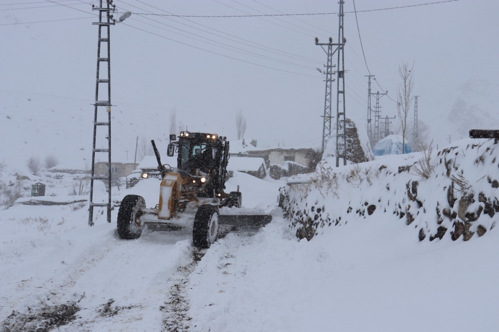 Ağrı'da 69 köyün yolu kardan kapandı 3