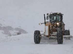 Ağrı'da 69 köyün yolu kardan kapandı