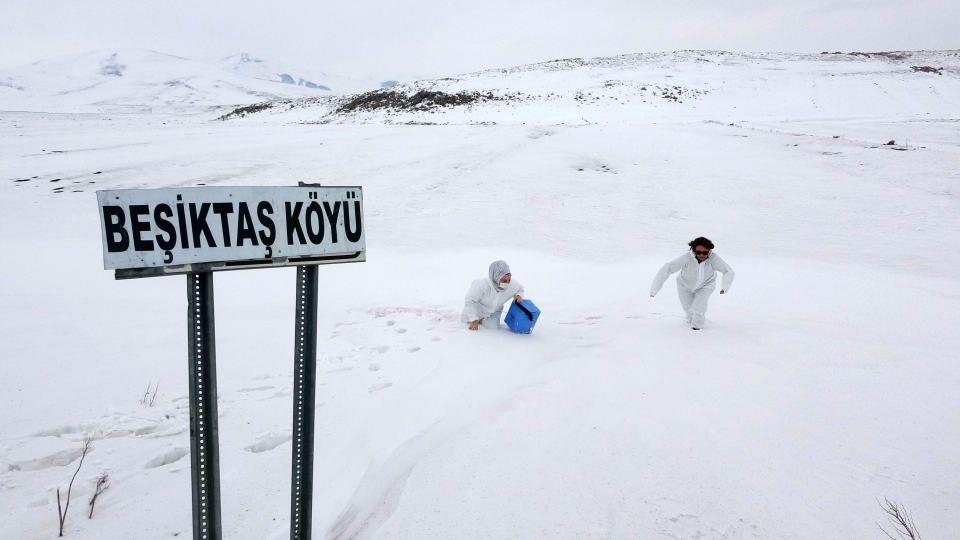 Sağlıkçılar kar, tipi ve fırtınaya rağmen köy köy gezip aşılama yapıyor 1