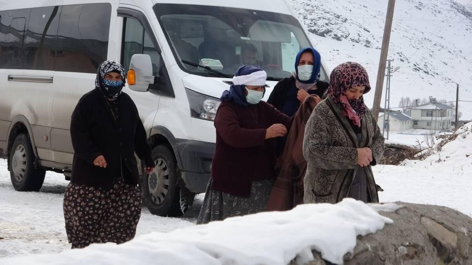 Sağlıkçılar kar, tipi ve fırtınaya rağmen köy köy gezip aşılama yapıyor 12