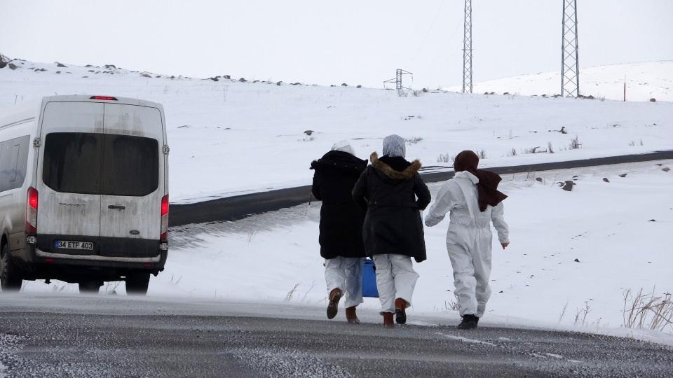 Sağlıkçılar kar, tipi ve fırtınaya rağmen köy köy gezip aşılama yapıyor 3