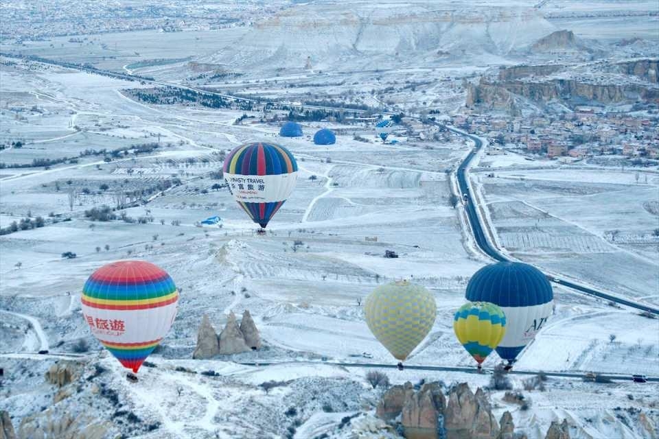 Beyaz Kapadokya balonlarla bir başka güzel 10