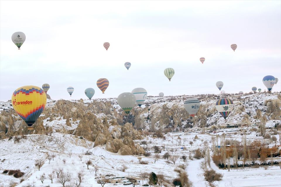 Beyaz Kapadokya balonlarla bir başka güzel 12