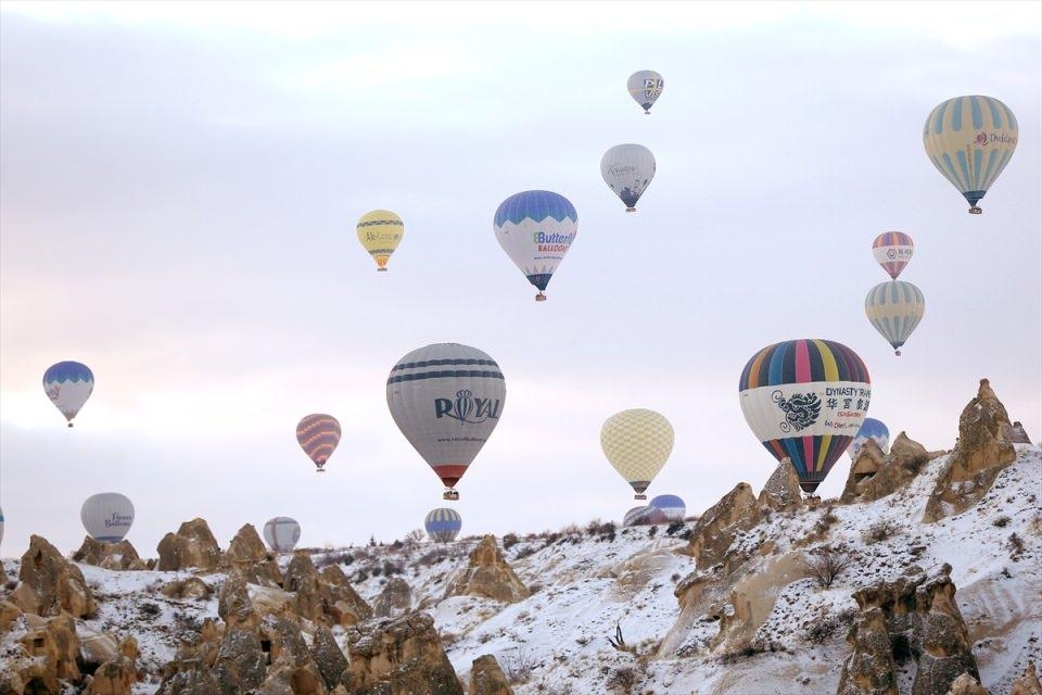 Beyaz Kapadokya balonlarla bir başka güzel 13