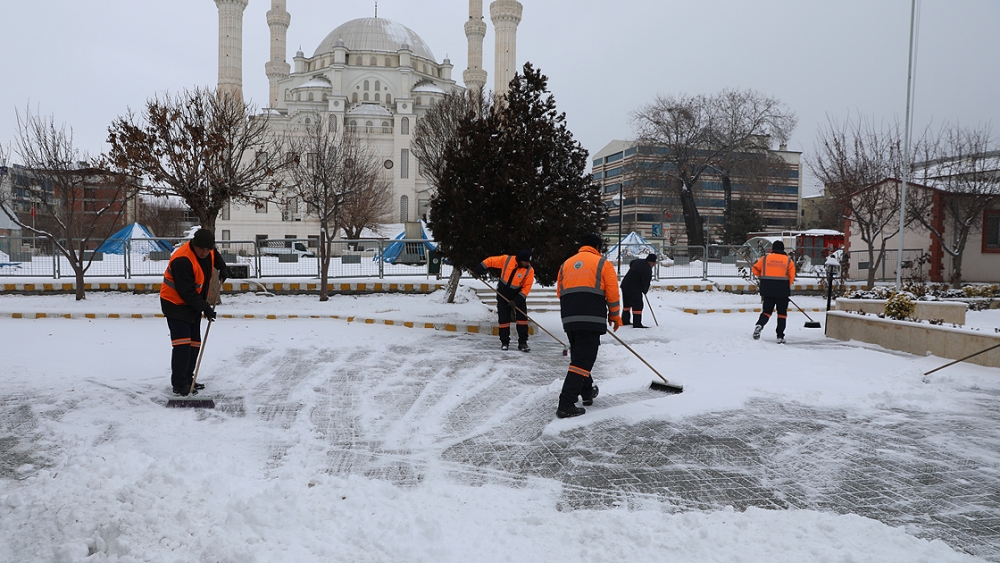 Doğu Anadolu'da kar yerini soğuk havaya bıraktı 2