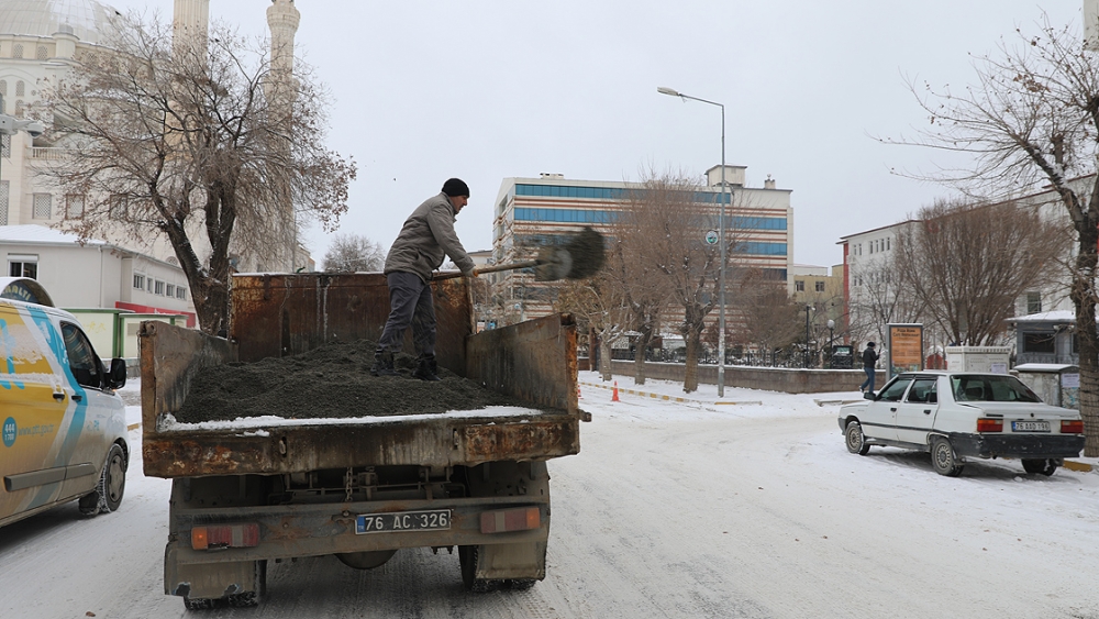 Doğu Anadolu'da kar yerini soğuk havaya bıraktı 3