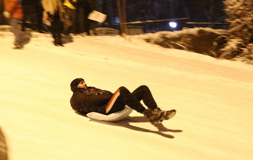 Ankara'da karla kapanan yollarda kayak eğlencesi 2