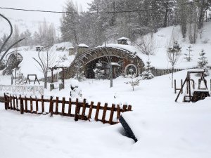 Sivas'ın "Hobbit Evleri"nde kış güzelli