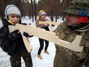 Ukrayna'da askerler, sivil halkı olası bir savaş durumuna karşı eğitiyor