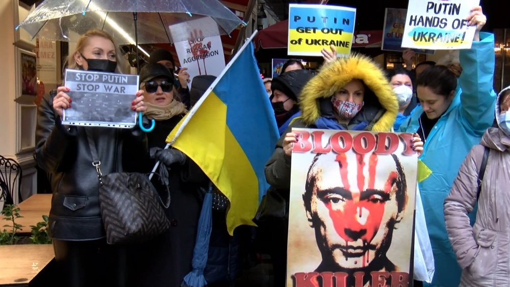 Ukraynalılar Rus Başkonsolosluğu önünde toplandı 10